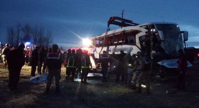 Van yolunda trafik kazası; 2 ölü, 21 yaralı