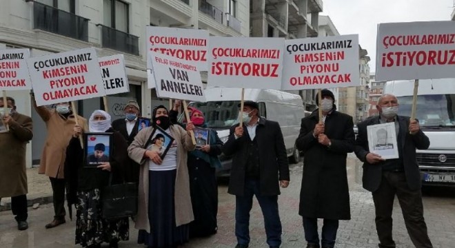 Vanlı anneler evlatları için HDP il binasına yürüdü