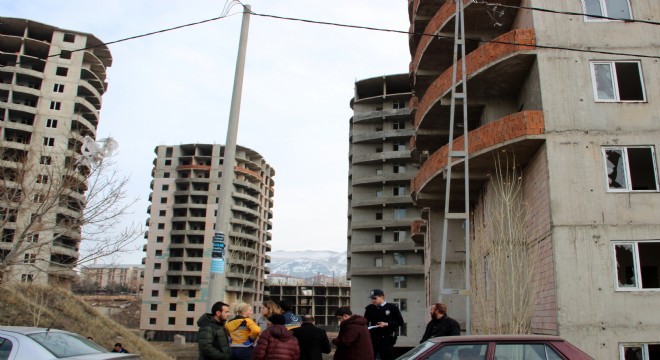 Yarım kalan konutlar tehlike saçıyor