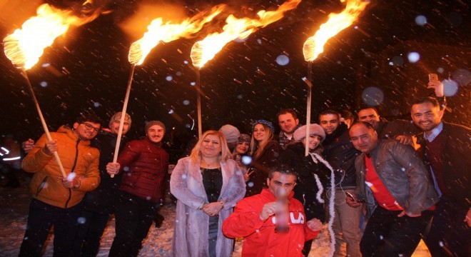 Yeni yıla meşaleli kayakla girdiler