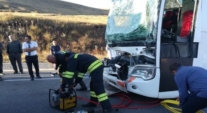 Yolcu otobüsü ile tır çarpıştı: 17 yaralı