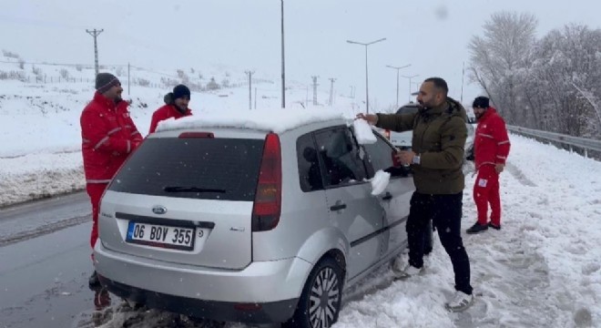 Yolda kalan sürücülere Kızılay ekipleri yetişti