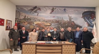 Alkışlarla uğurlandı