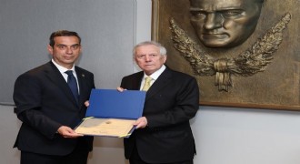 Aziz Yıldırım mazbatasını aldı