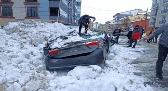 Erzurum’da çatılardaki buz kütlelerine dikkat