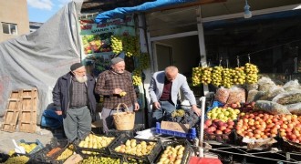 Güz armutlarını ipe dizerek saklıyorlar