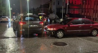 Palandöken'de kavşakta otomobiller çarpıştı: 1 yaralı