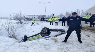 Polis aracı şarampole devrildi: 2 polis yaralandı