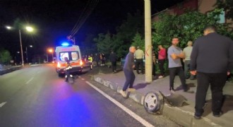 Tekerleği kopan otomobil bahçeye girdi