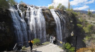 Tortum Şelalesi baharın gelişiyle coştu
