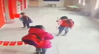 İlkokul öğrencilerinden örnek bayrak hassasiyeti