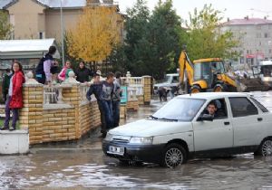 Yağmur trafiği felç etti