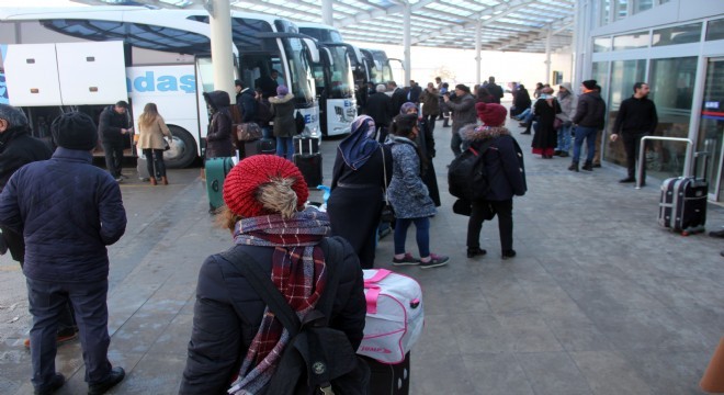 Çığ düştü, yol ulaşıma kapandı