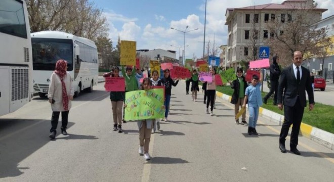 Öğrenciler israfa dur demek için yürüdü