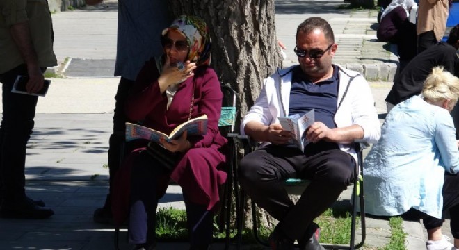 Öğrenciler sınavda, velileri dışarıda ter döktü