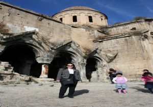 Tarihi kilise dolup taşıyor..