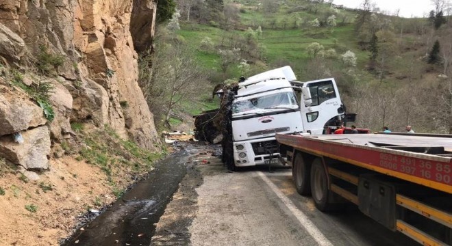 İspir yolunda tanker devrildi, ulaşım aksadı