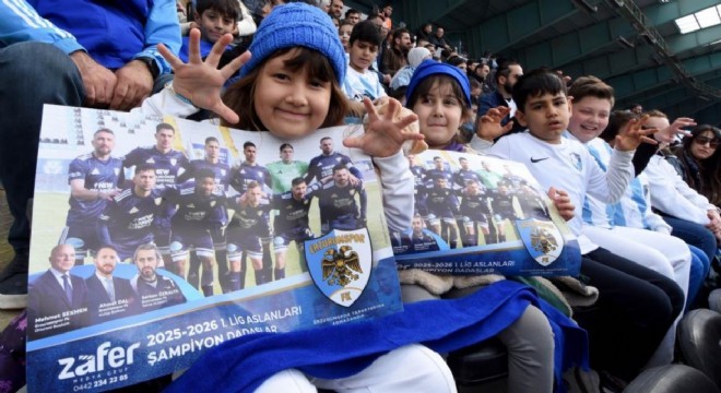 Şampiyon taraftarlara bayrak ve poster jesti