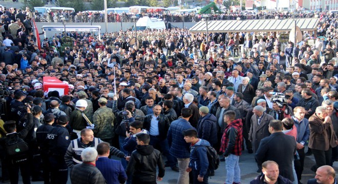 Şehidi on binler uğurladı