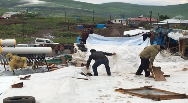 Şiddetli fırtına çatıları yerinden söktü