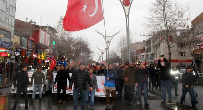 ‘Şehitlere rahmet, Esed ve işbirlikçilerine lanet’